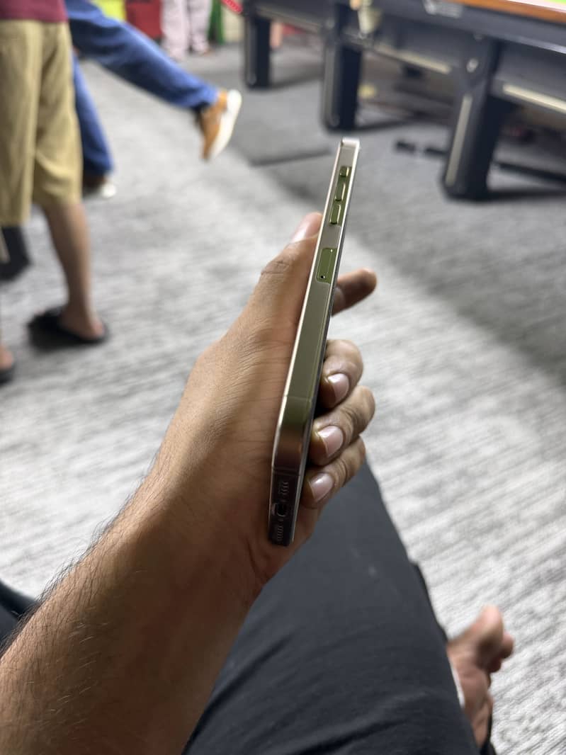 Apple iPhone 16 Pro Max 6