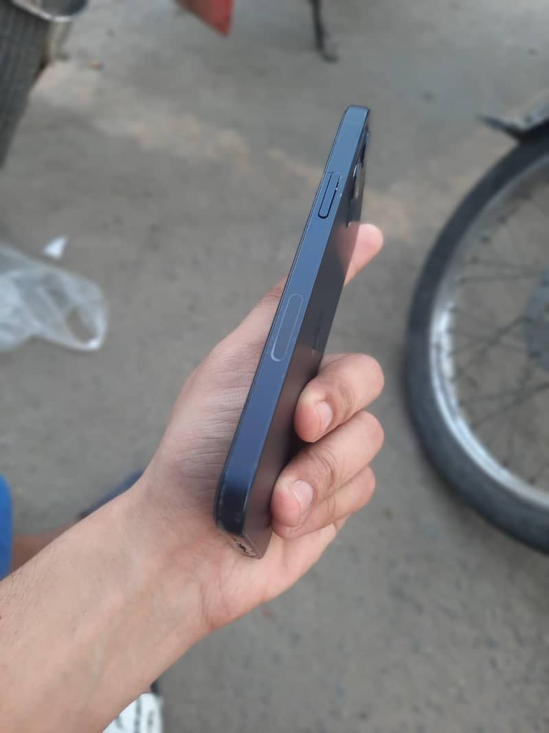 Apple iPhone 12 4
