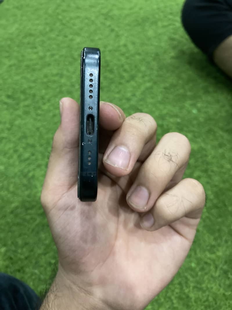 Apple iPhone 15 4