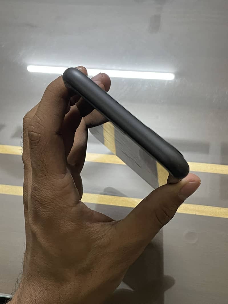 Apple iPhone 11 4