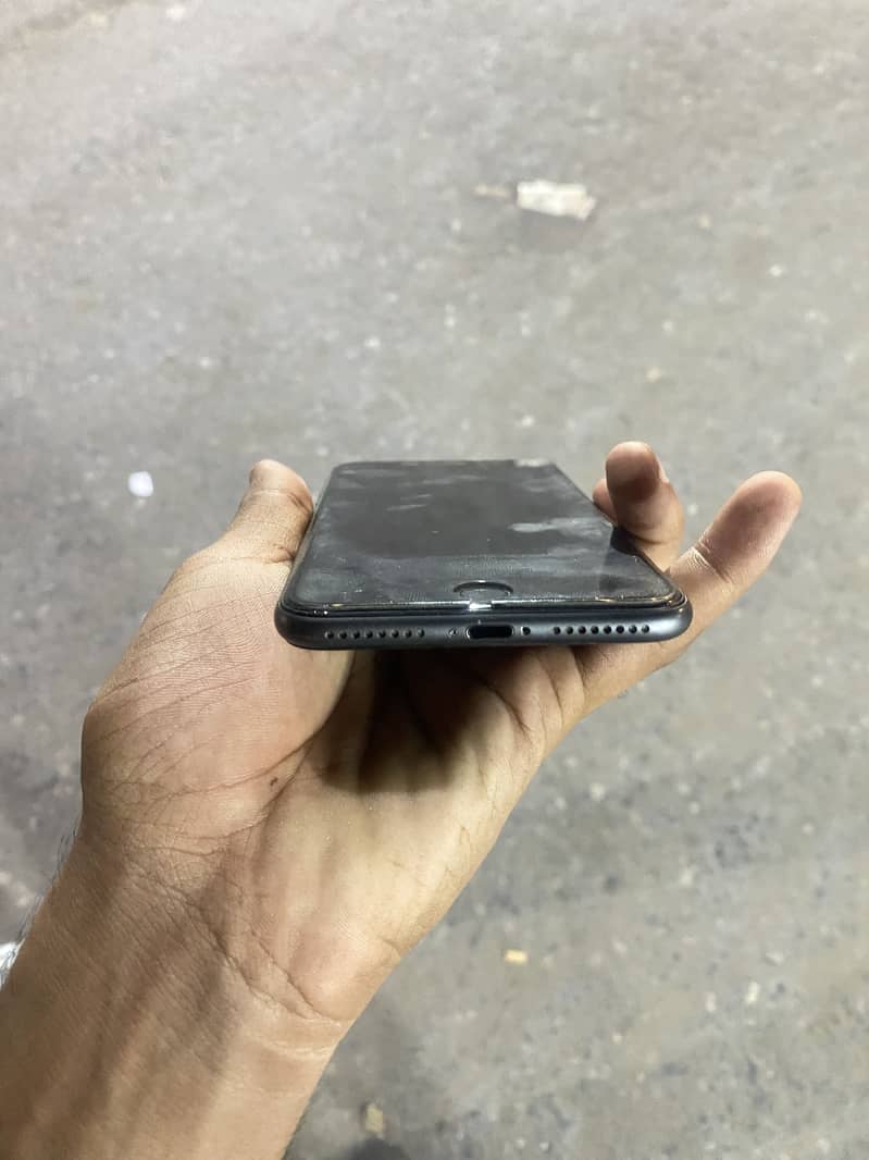 Apple iPhone 8 Plus 3