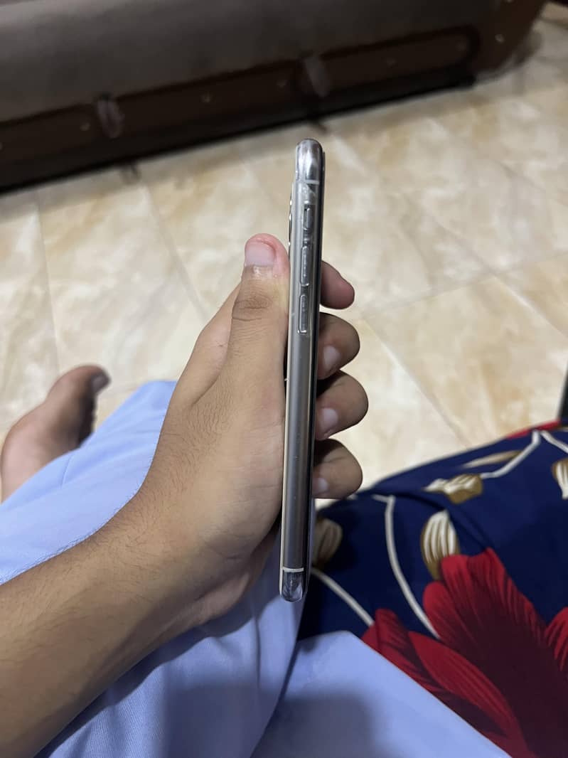 Apple iPhone 11 Pro 4