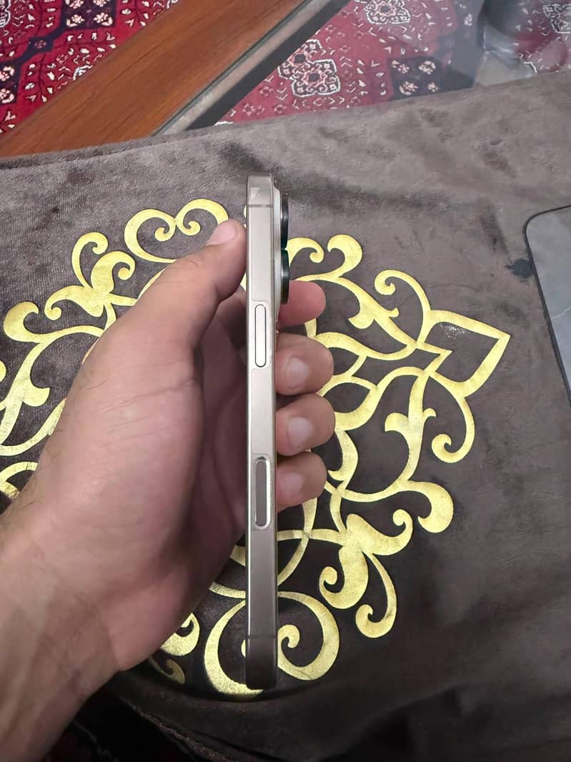 Apple iPhone 16 Pro 1