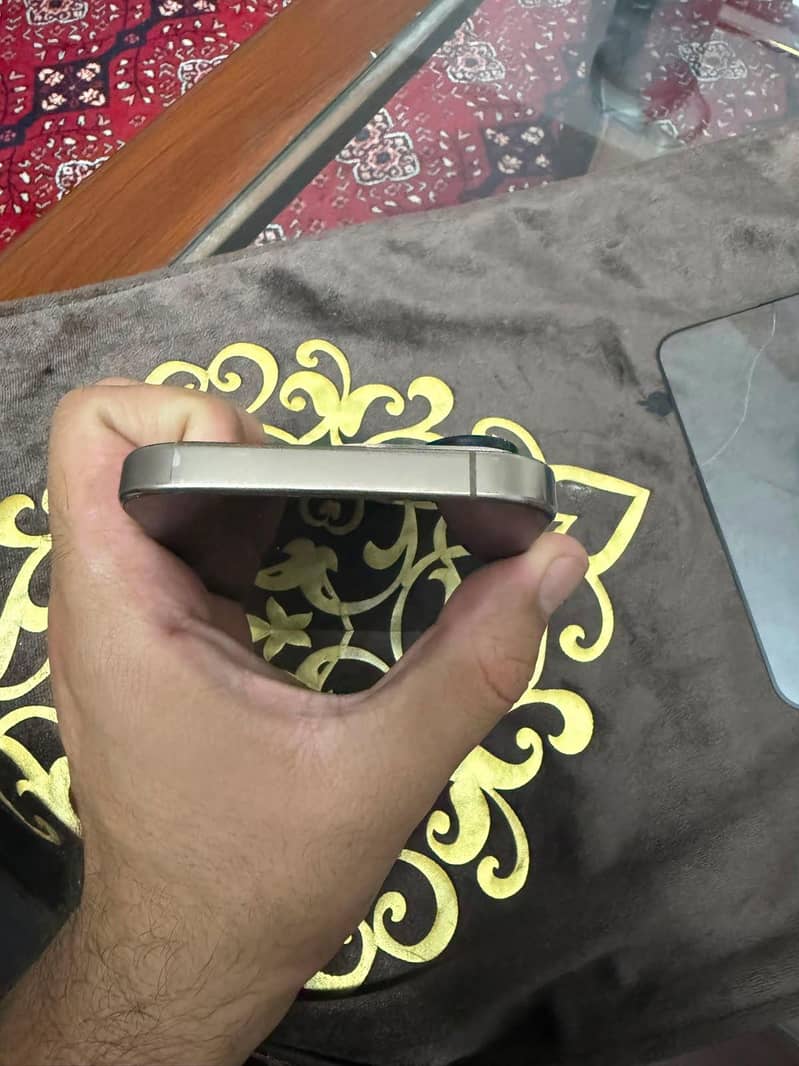 Apple iPhone 16 Pro 2
