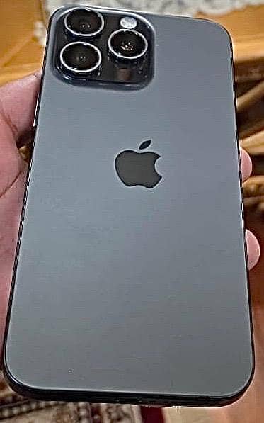iPhone 15 Pro Max factory 4month sim time. 256gb 10/10