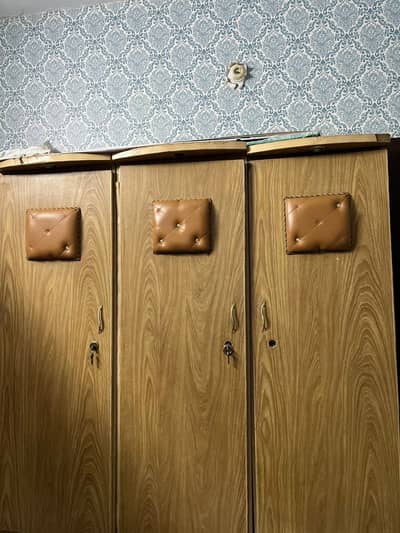 Selling bed set and wardrobe