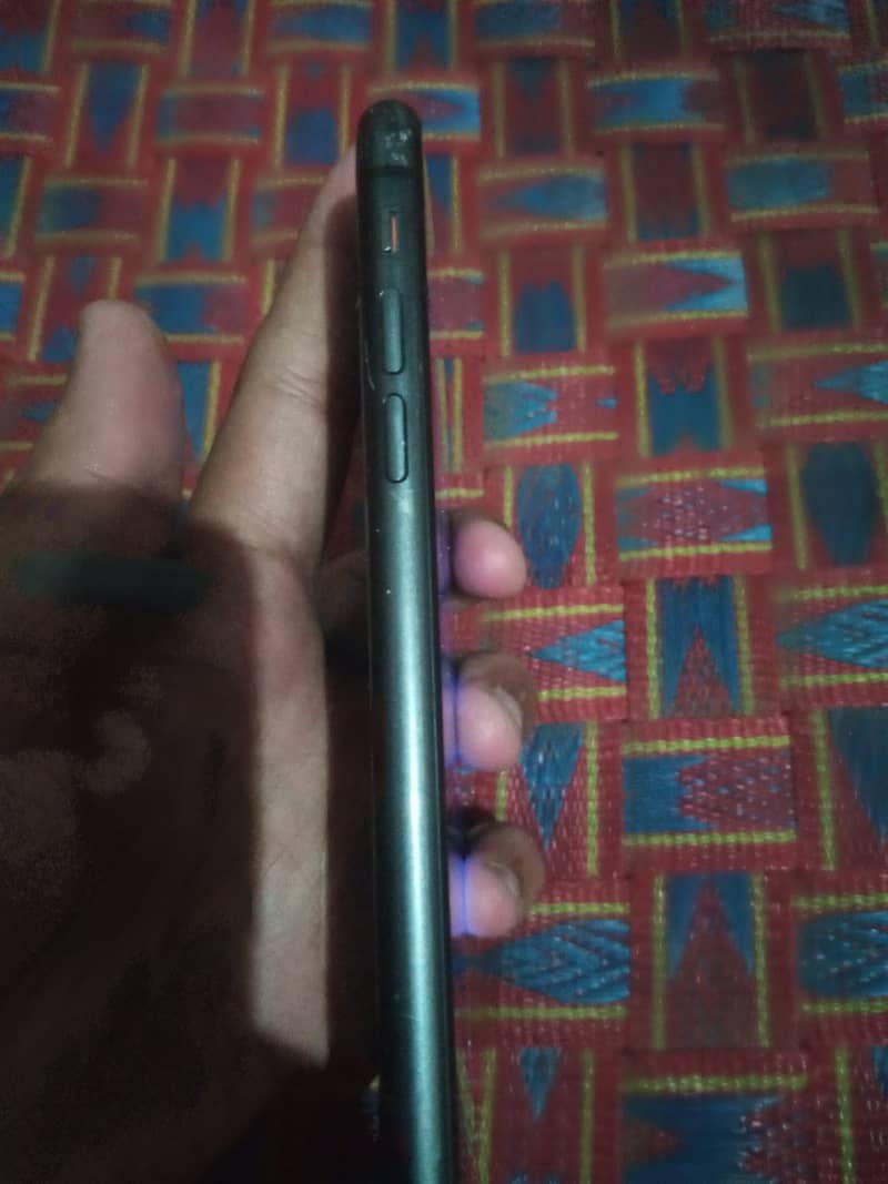 Apple iPhone 11 4