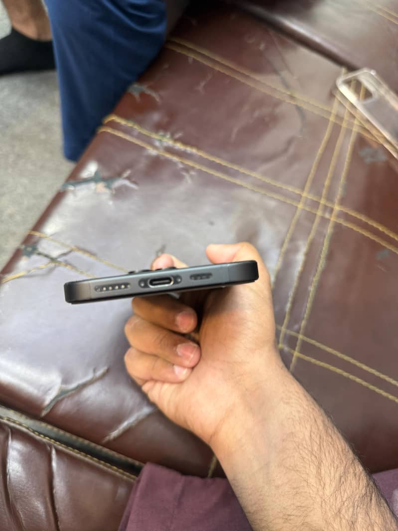 Apple iPhone 16 Pro Max 2
