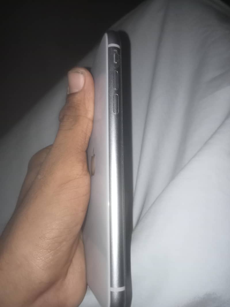 Apple iPhone 11 4