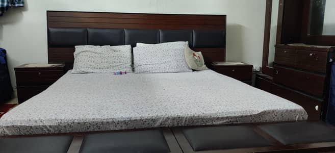 Bed set king size with side tables and storage box with dressing mtrs
