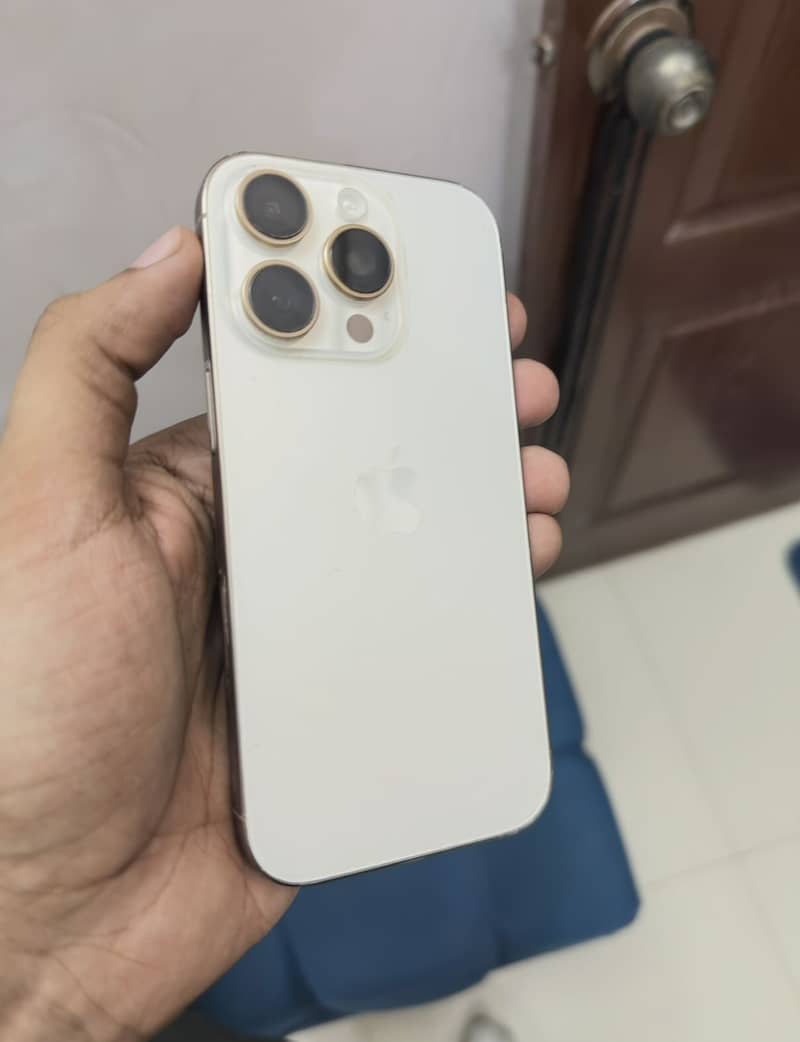 Apple iPhone 16 Pro 3