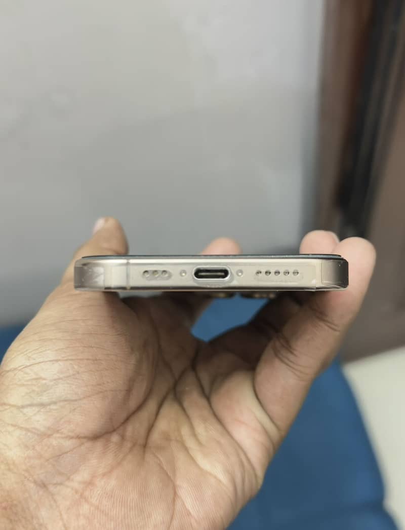 Apple iPhone 16 Pro 8