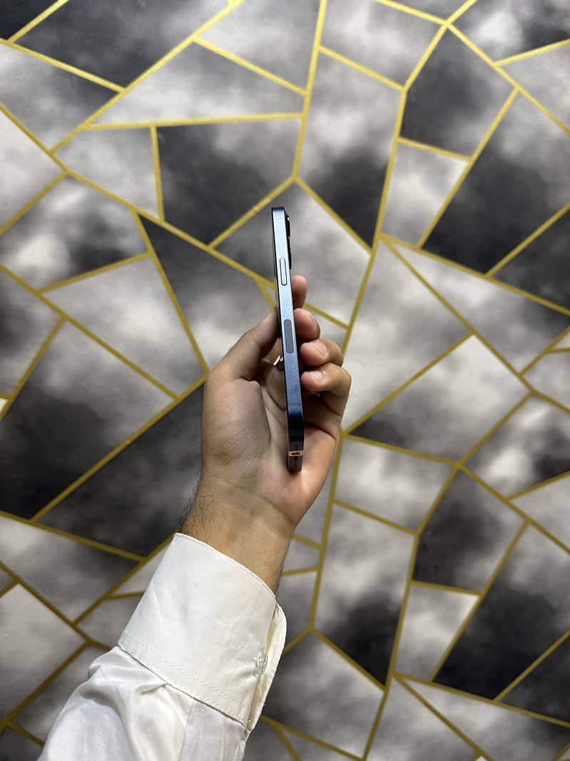 Apple iPhone 13 4