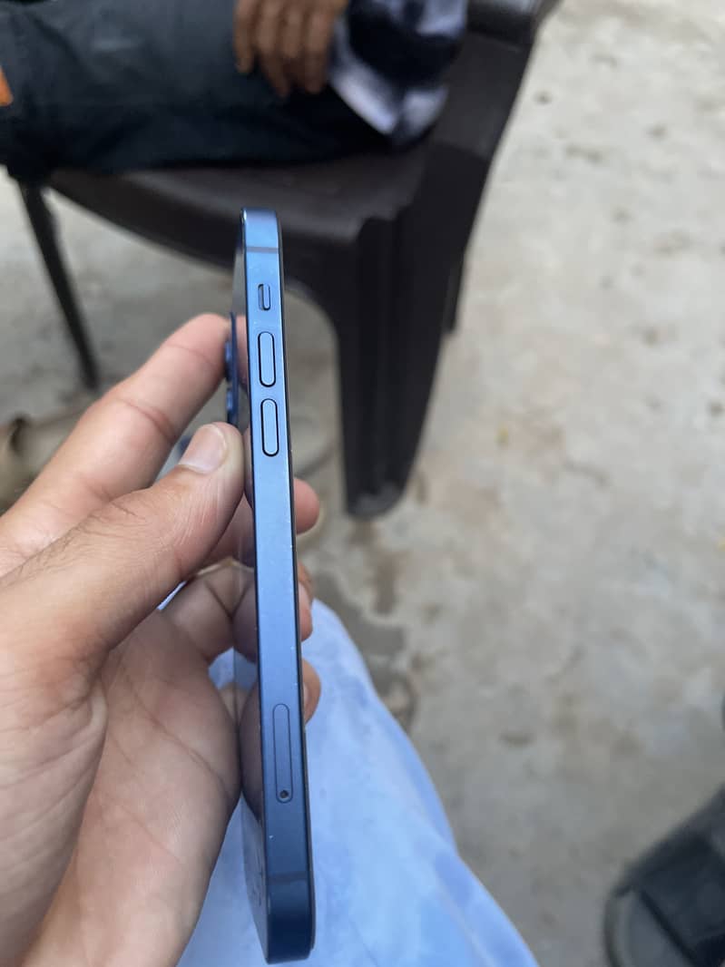 Apple iPhone 12 4