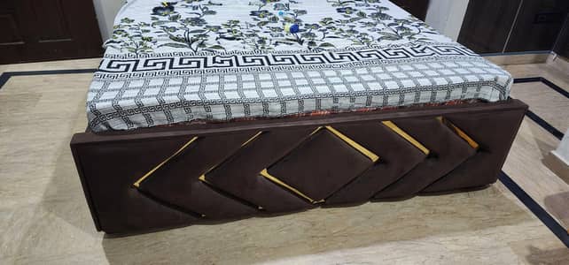 king size bed with dresser and side tables