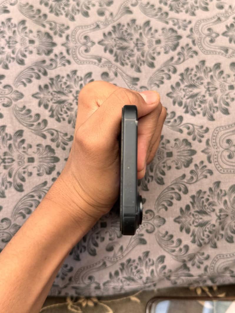 Apple iPhone 16 2