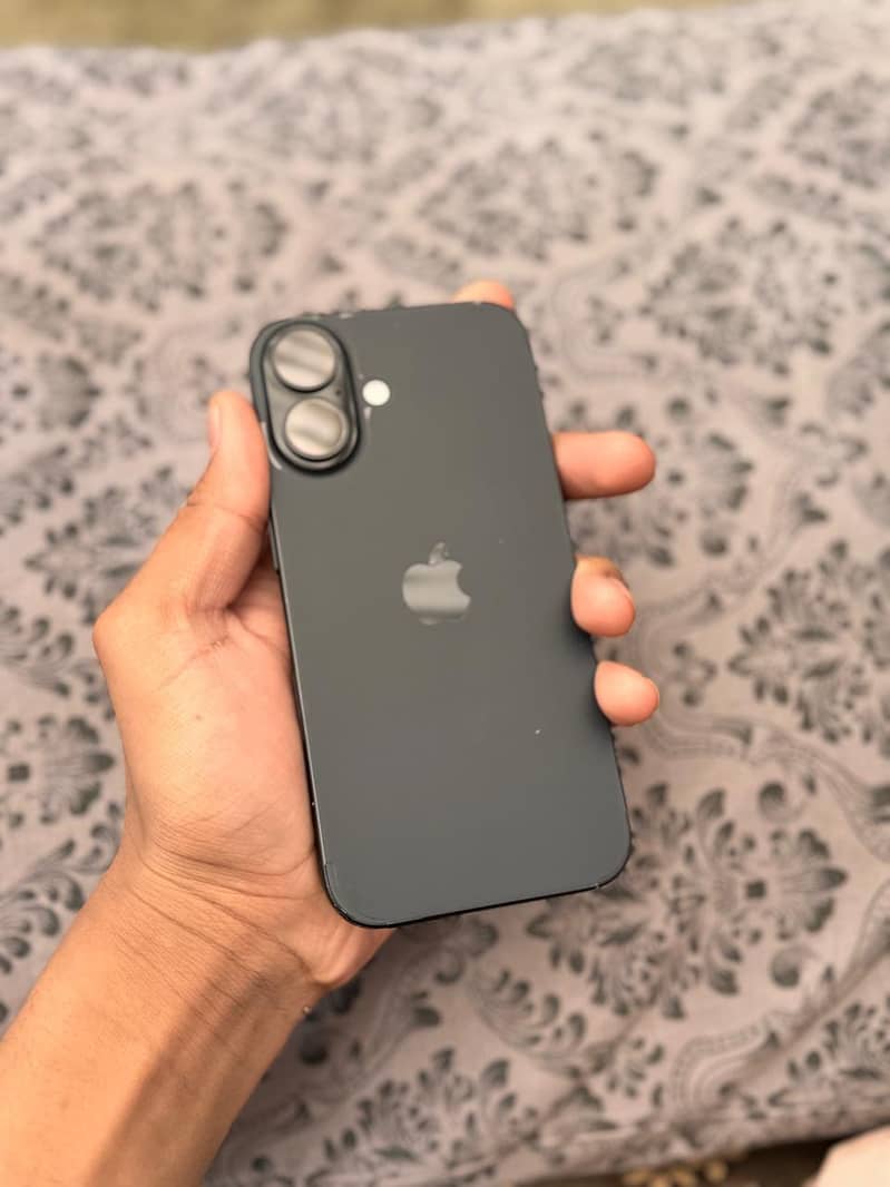 Apple iPhone 16 4