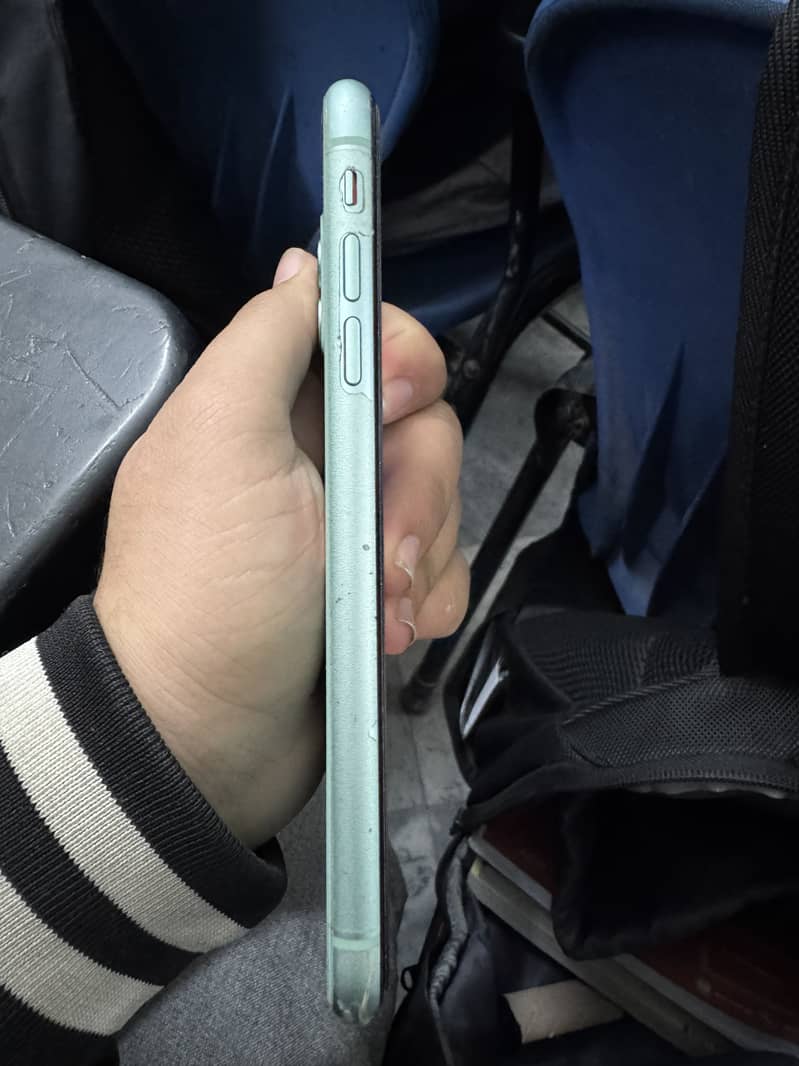 Apple iPhone 11 4