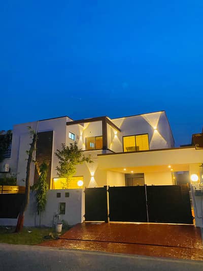 Beautiful Modern Double-Storey House Spacious Rooms, Large Terrace & Excellent Family Living
