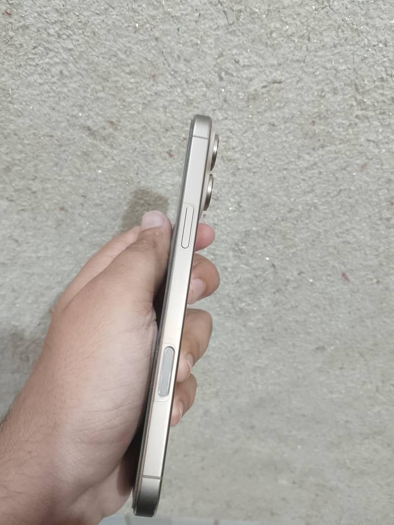 Apple iPhone 16 Pro Max 1