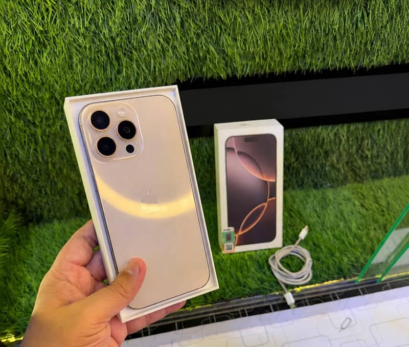 Apple iPhone 16 Pro Max 0