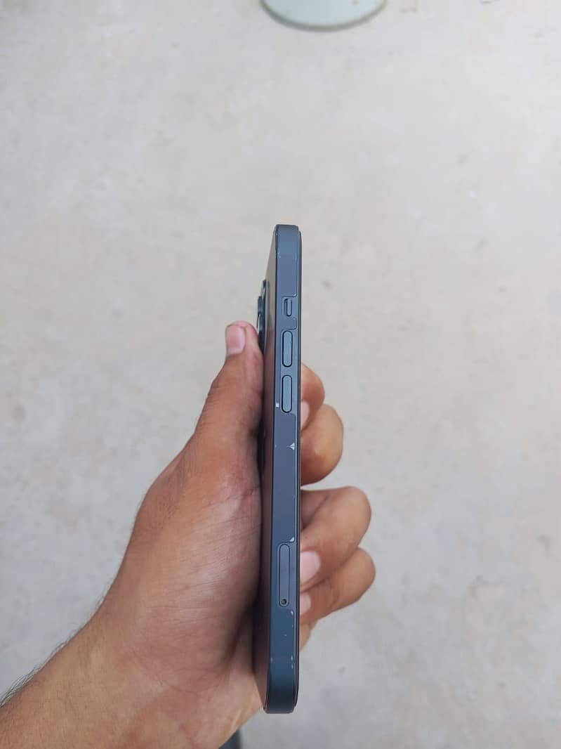 Apple iPhone 13 4