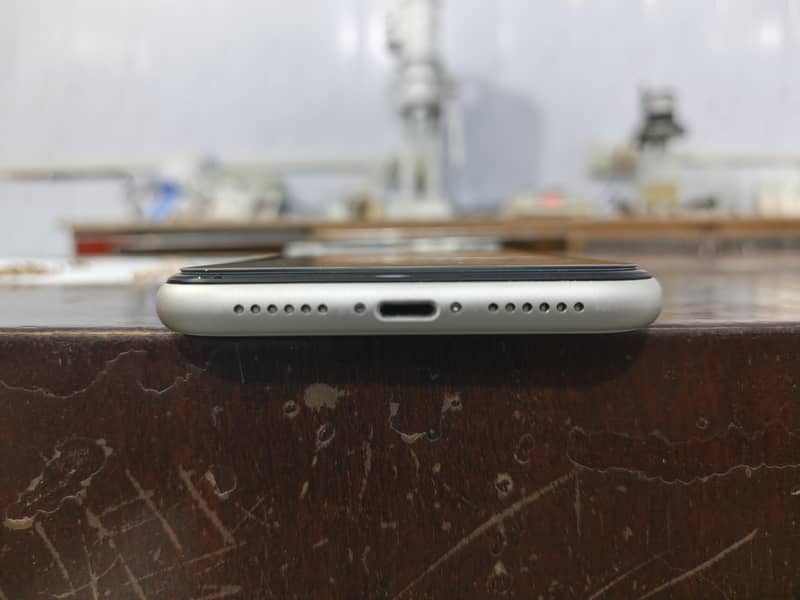 Apple iPhone 11 4