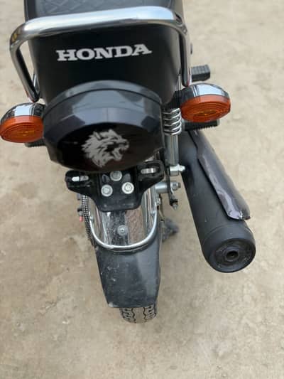 First owner bike hai model chnge krna is lia sale kr ra ho fresh cond