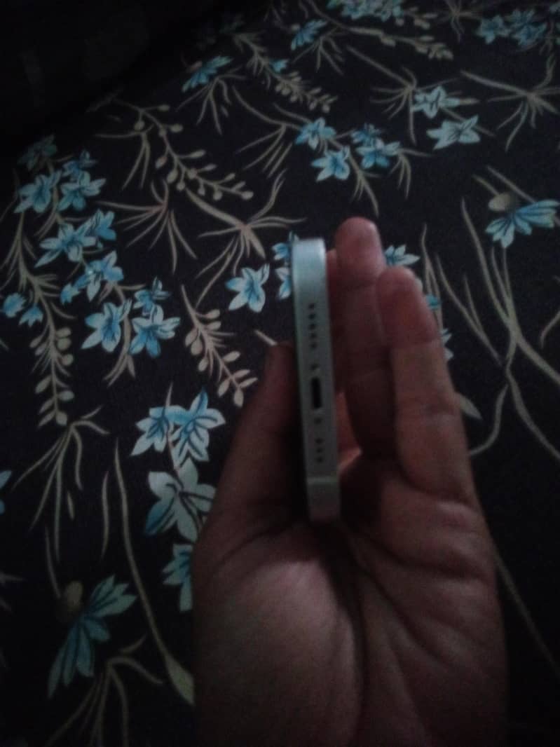 Apple iPhone 13 2