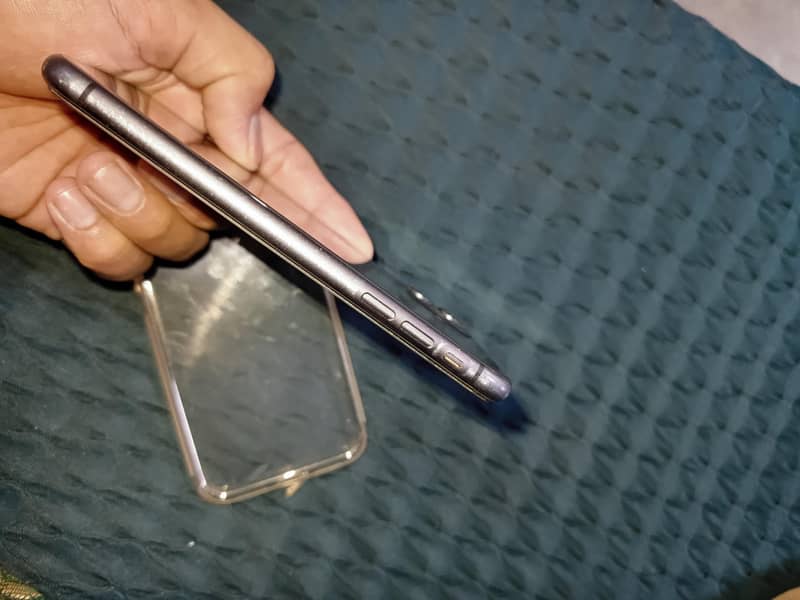 Apple iPhone 11 3