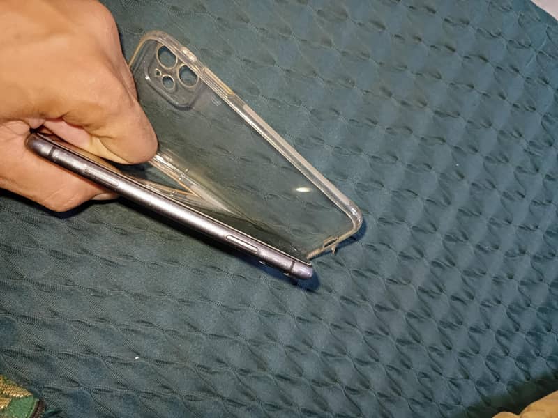 Apple iPhone 11 4