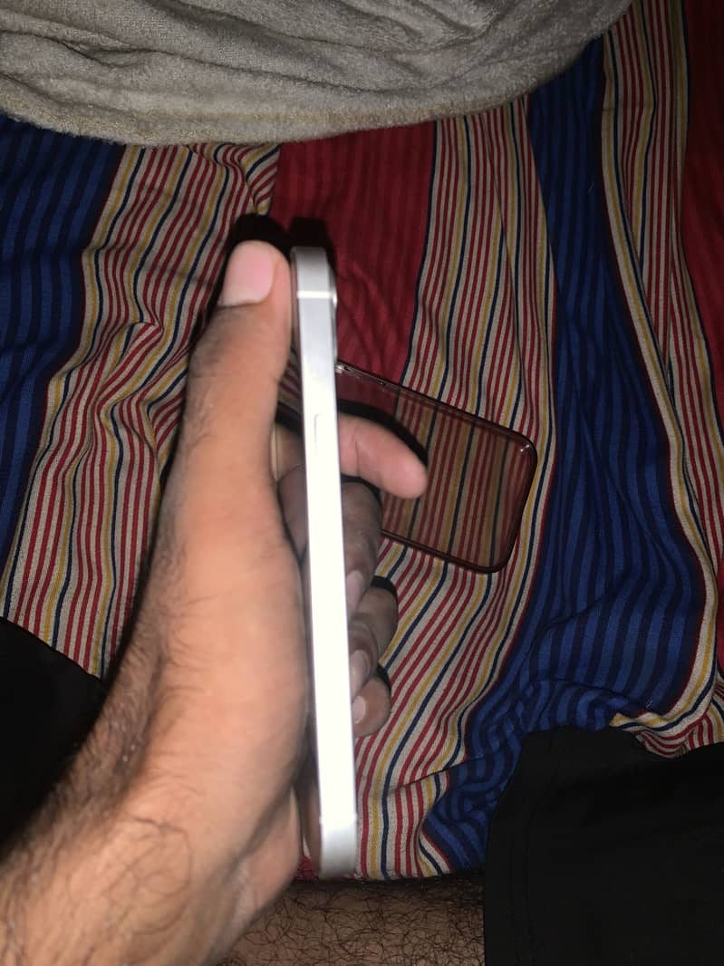 Apple iPhone 13 4