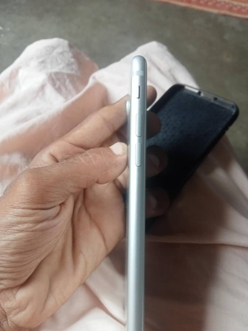 Apple iPhone 7 2
