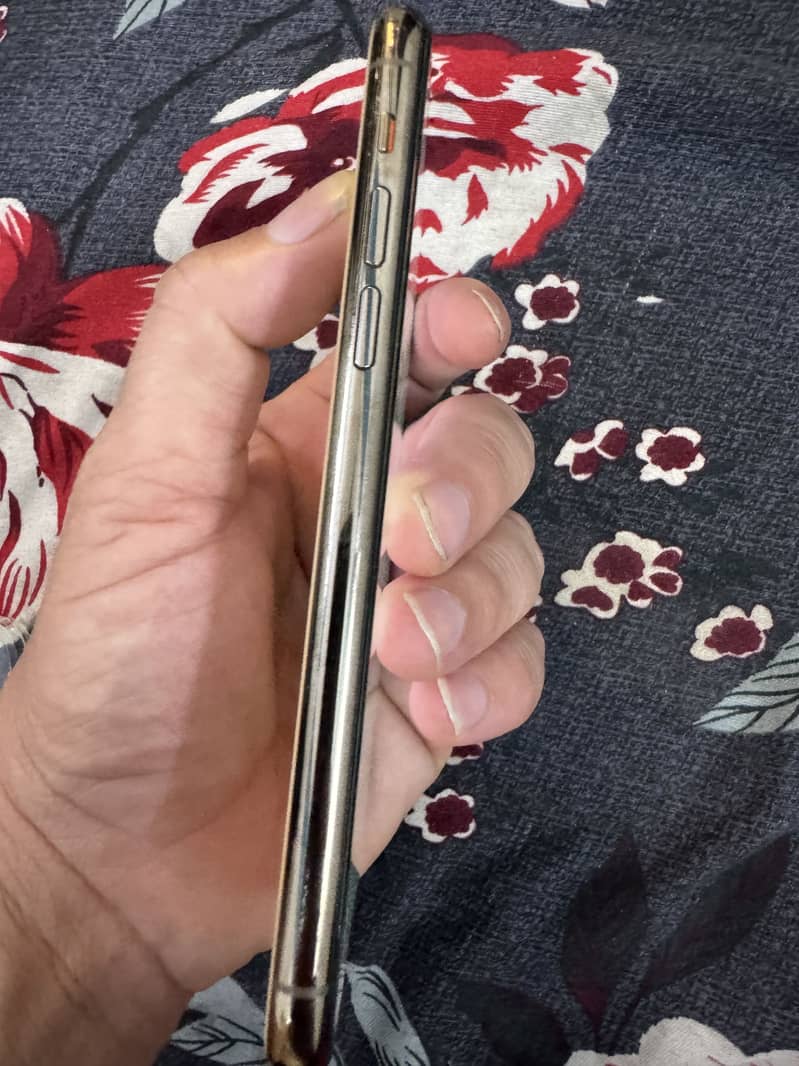 Apple iPhone 11 Pro 4