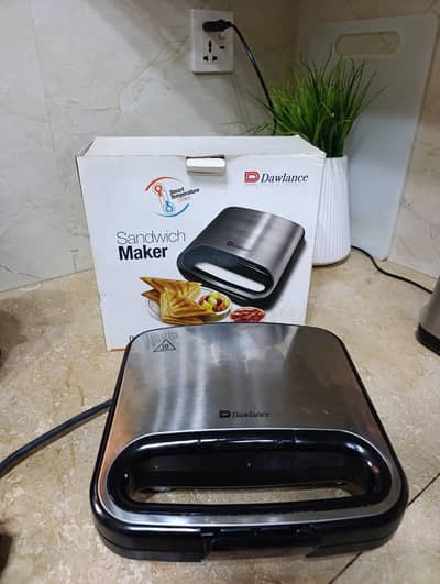 Dawlance Sandwich Maker – Used, Excellent Condition with Original Box