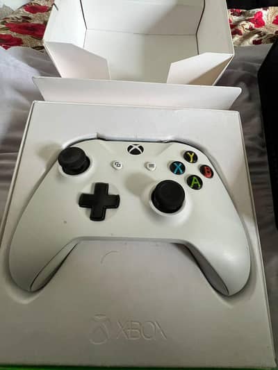 Xbox 1 in With original controller 