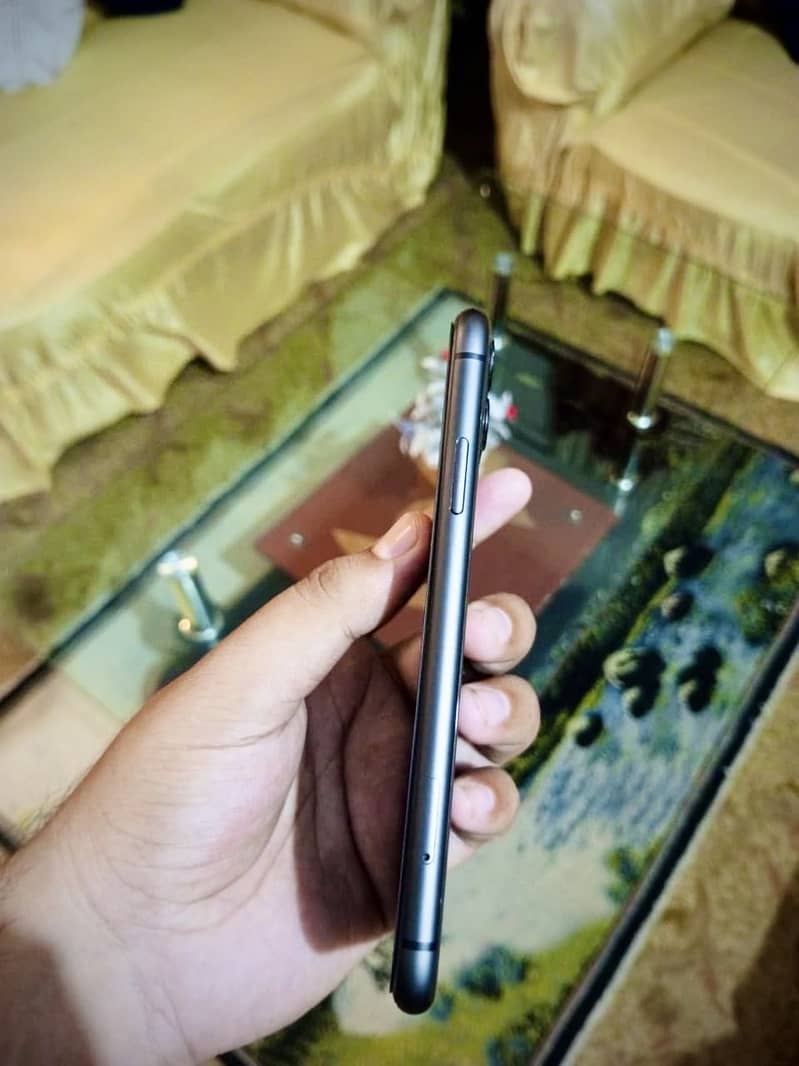 Apple iPhone 11 4