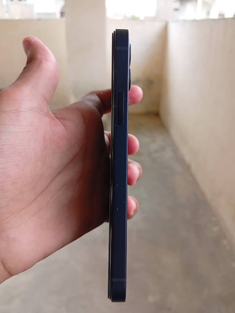 Apple iPhone 12 4