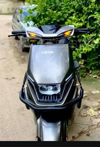 C32Revoo Scooty black colour with number palette very good condition