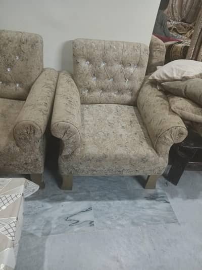 2 three seatr sofas 2 single seater sofa and 1  two seater sofas