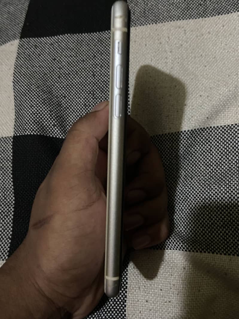 Apple iPhone 11 4
