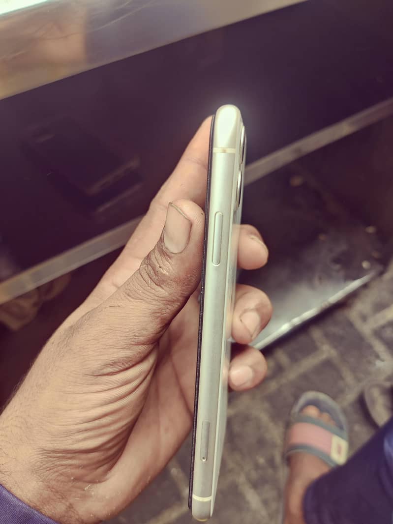 Apple iPhone 11 4
