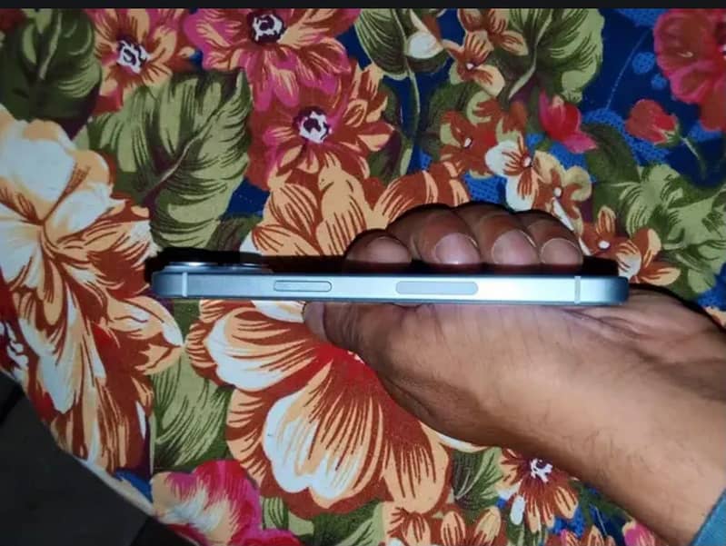 Apple iPhone 15 4