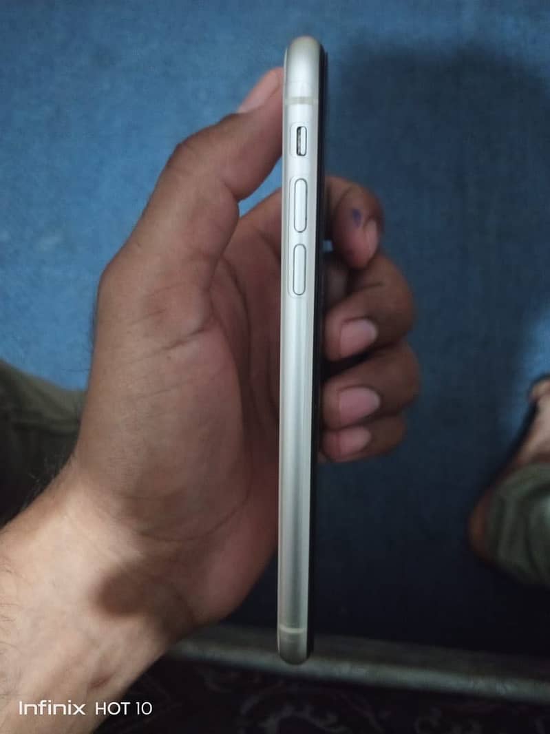 Apple iPhone 11 4