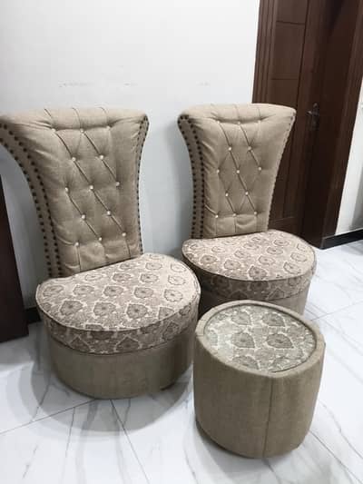 room chaires  and  murhy