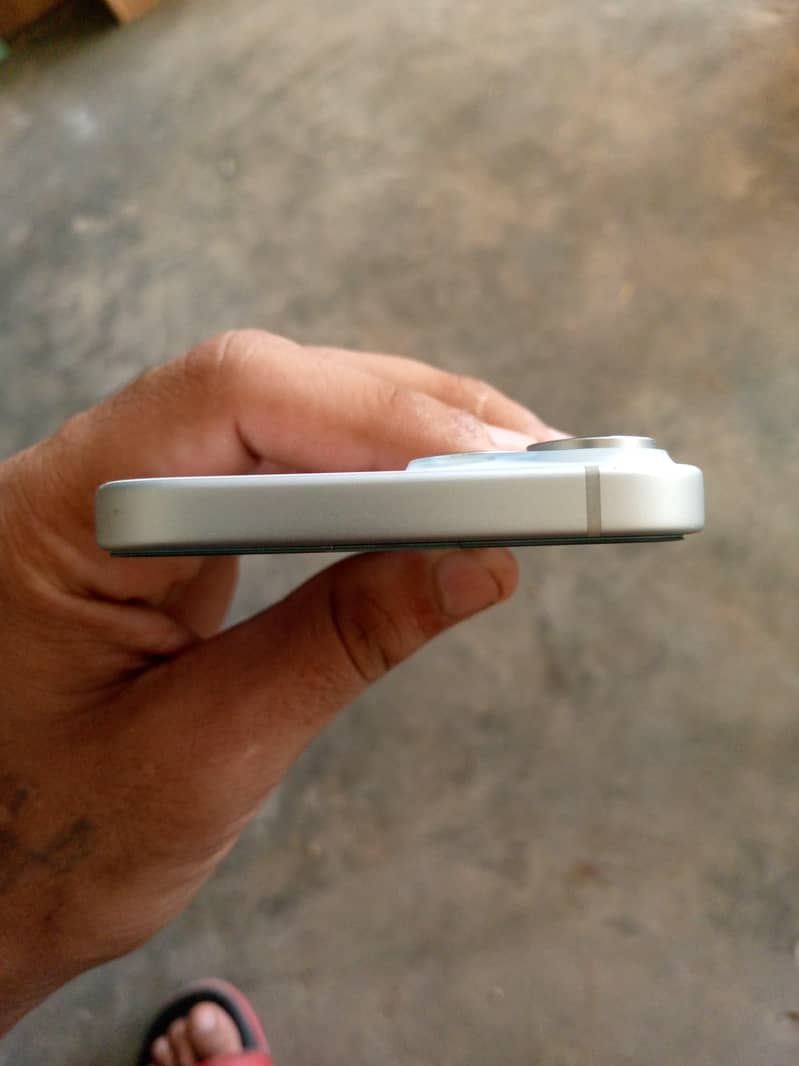 Apple iPhone 15 4
