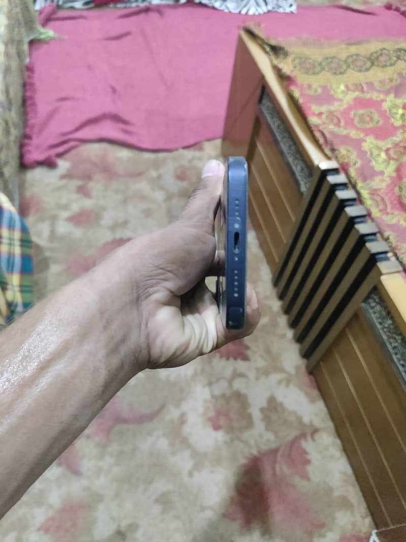 Apple iPhone 12 4