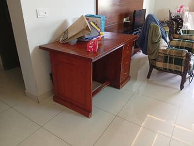office table in a very good condtion