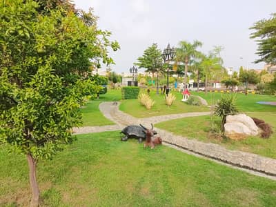 10 Marla Facing Park Plot Available For Sale Near To Market