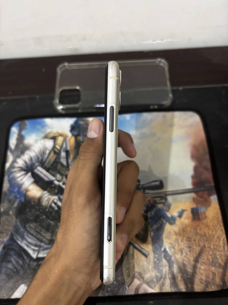 Apple iPhone 11 4